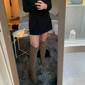  - Overknee boots från din sko, sparsamt använda och i nyskick! Säljer pga använder inte längre. Supersköna och fina! Köparen står för frakt!