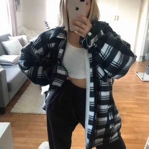  - Super duper fin stor mysig jacka som också funkar som kappa, beror på hur lång man är (är 158)⭐️ perfekt att ha nu på våren då den inte är sådär jätte varm💕 säljer då den ej kommer till användning🌸