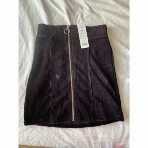  - Kjol med dragkedja xs