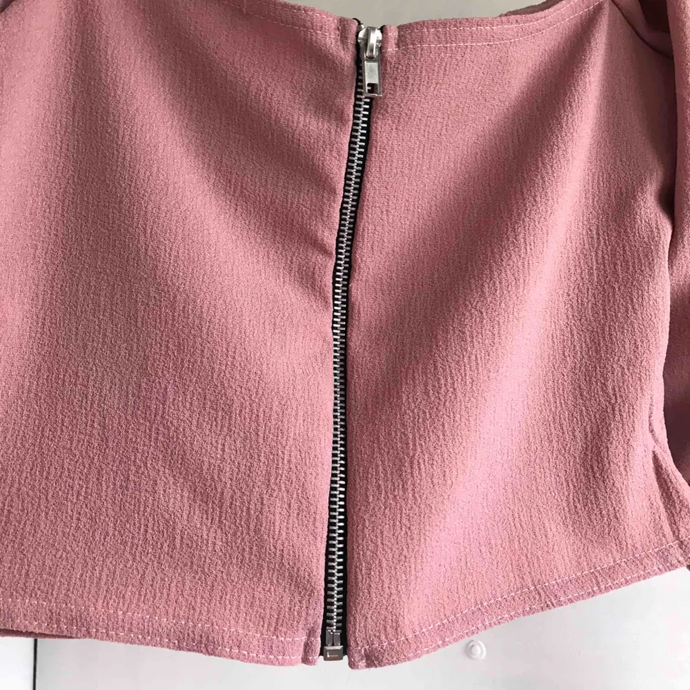 Säljer denna helt nya rosa toppen från Boohoo. Endast testad en gång säljer pga för liten för mig. Skulle säga att den är croptoppad. Köparen står för frakten. . Toppar.