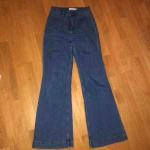  - Jätte snygga flare byxor fårn & other stories! Frakt ingår inte! 