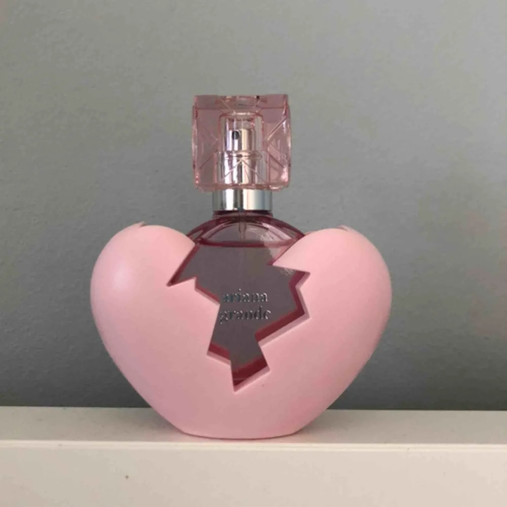 Ariana Grandes parfym ”thank u, next”, 30 ml. frakt tillkommer på 63kr 🥰. Accessoarer.