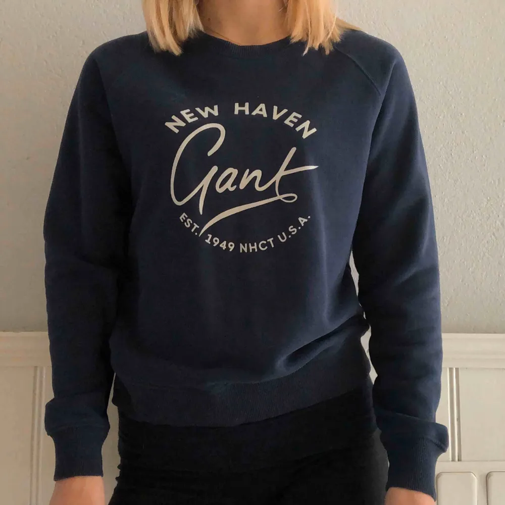 Säljer mörkblå sweatshirt från Gant. Bra skick, använd ett fåtal gånger! Nypris 1000kr. Hoodies.