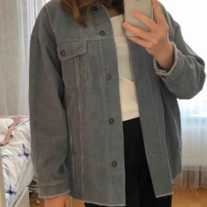 Manchesterjacka - En jättefin ljusblå oversized manchesterjacka från Zara! Köpt här på plick men tyvärr för stor för mig. Superfint skick och perfekt nu till våren/sommaren. Andra bilden gör färgen mest rättvis. Möter upp i Stockholm, annars tillkommer frakt. 