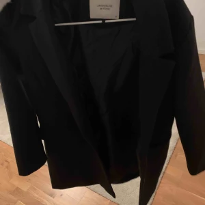  - Säljer min kappa som är köpt ifrån Nelly. Knappt använda och är perfekt till alla tillfällen.