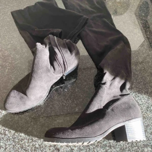  - Stövlar som går över knäna. Endast använda en kväll. Passar mig som har 38 i storlek.    Kan träffas i centrala Stockholm, eller så står köparen för frakten.