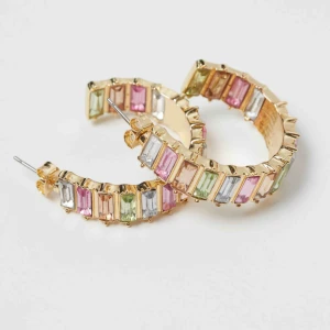  - Helt oanvända örhängen. Diametern är 3cm. Frakt 11kr.