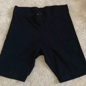  - Cykelbyxor från Gina Tricot i storlek M, aldrig använda då de är för stora för mig. 