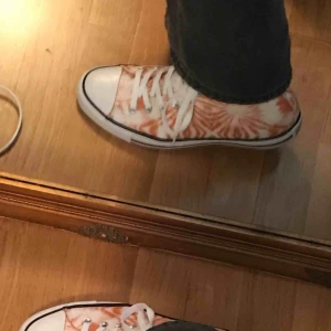  - Ascoola orangea tie dye converse!! Helt oanvända men då de är för stora för mig måste jag tyvärr sälja dem!! Möts upp i Stockholm eller skickar!!🌷