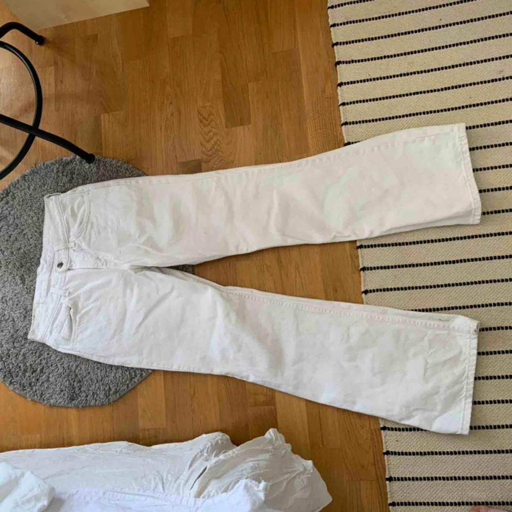 Super fina vita vida jeans från Levis. Väl använda, men i gott skick☺️. Jeans & Byxor.