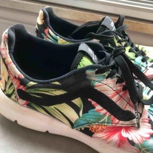  - Fina skor från vans😍 tar gärna fler bilder om det önskas! Storlek 37! 