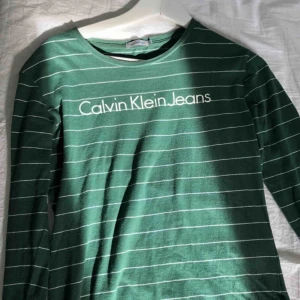  - Långärmad cK tröja köpt på Zalando . Säljer då jag endast använt den ett få par gånger och nu är det inte riktigt min stil 🧚🏼‍♂️🧝🏼‍♀️💚 
