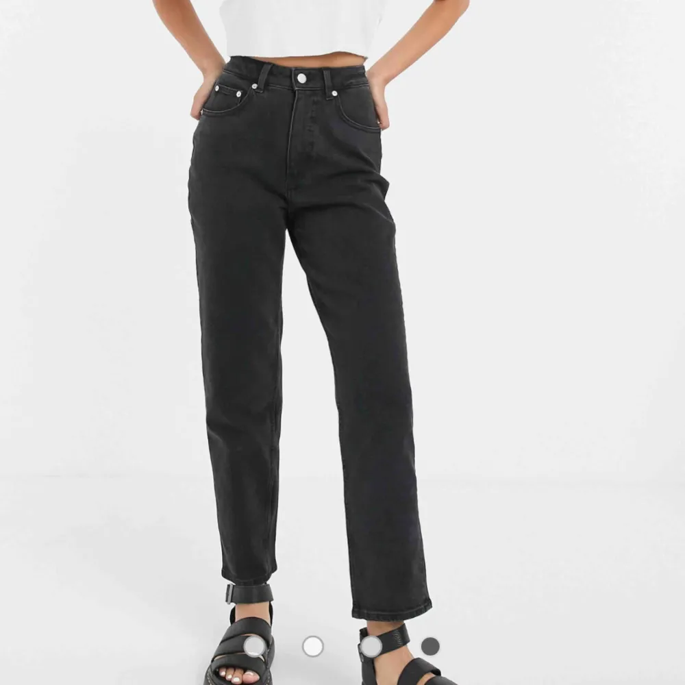 Ett par mom jeans i urtvättad svart, ifrån cheap monday använda 2 gånger. Original pris är 760kr, säljer för 150kr + frakt. Jeans & Byxor.