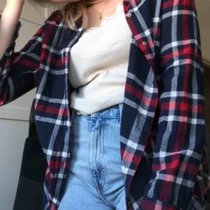 - Oversized flanellskjorta från HM! Knappt använd! Kolla gärna mina andra annonser för paketpris 🥰