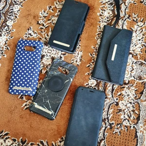 Ideal of Sweden Samsung Galaxy - 2 stycken skal från IoS, det prickiga har lite repor och skador på sig (syns på bilden). Det marmormönstrade är knappt använt men har en grej på som man kan hålla i. Den kan man ta bort. 2 fodral (varav 1 från IoS). Och en plånbok. Knappt använt!