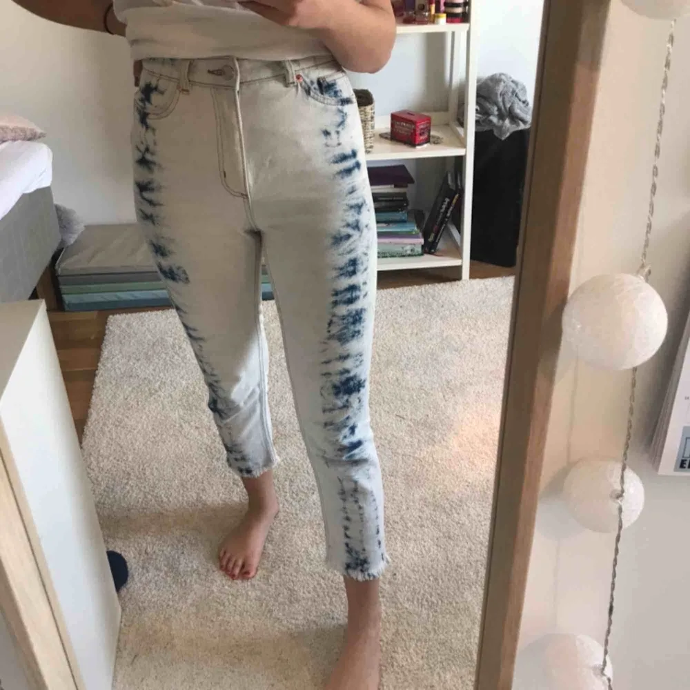 Vita jeans med blåa ”fläckar” från monki. Korta i benen! Hög midja! Använda ett fåtal gånger. Bida från 150 kr. Jeans & Byxor.