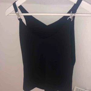  - Jätte gulligt linne med fin detalj på bandet, kommer inte ihåg vart den är köpt, nästan aldrig använd 