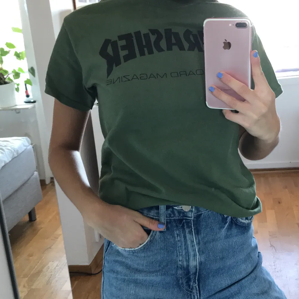 Tisha från Thrasher i en sjukt snygg grön färg. Frakt 50 kr:). T-shirts.