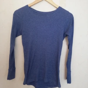Fin ribbad blå tröja - Ribbad fin tröja, bra basplagg eller sovtröja. Har varken märke eller storlek men skulle gissa ca storlek small. Frakt tillkommer. 