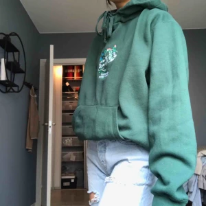  - snygg hoodie ifrån Urban outfitters och märket Impossible Comperisations!🥺 endast använd en gång så i nyskick 💕 i storlek  M för herr men passar allt från XS-M/L beroende  på hur man vill att den ska sitta😇 BUDGIVNING SLUTAR PÅ SÖNDAG 