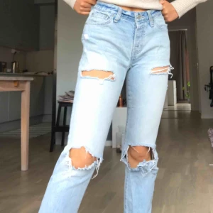  - Ett par asballa byxor mycket lika dem trendiga från Gina tricot och zara! Super sköna och passar mig som har W25 i vanliga fall, men skulle funka för W26 också❤️😊 super fint skick då dem knappast är använda, buda vid fler intresserade! Frakt tillkommer🥰