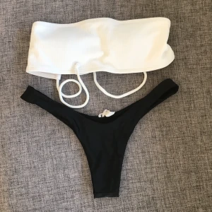 Bikiniset från zaful - Superfint bikiniset från Zaful, toppen är i storlek 36/S men passar även 34/XS. Underdelen är i storlek S men passar även XS. Superfint skick, endast testade. Samfraktar gärna, kolla in mina annonser för plagg mellan 10-100kr. Frakt tillkommer med 22kr💗⚡️