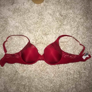  - Oanvänd röd bh med glitterdetaljer fån Cubus i 75E