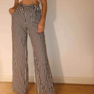  - Byxor från Mango strl M, långa i benen och jättesköna till sommaren!!