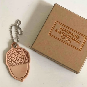  - SUPERFIN lädernyckelring, aldrig använd. Frakt ingår i priset 🖤