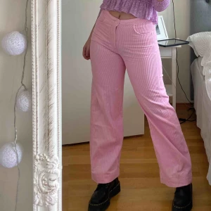  - Säljer mina rosa Manchester byxor från Weekday pga det blivit för små. Aldrig använda men SÅ FINA! 💕 