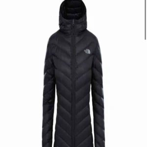  - Säljer MCkinley jacka ny skick nypris runt 2300kr, om du är seriös med att köpa kanske sänka lite pris och skickar gärna bilder säljer pga den är inte min stil och lite stor!!  Obs det är en lång modell passar jättebra till höst/vinter eller vår! 