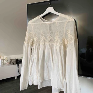  - Snygg blus med fina detaljer 