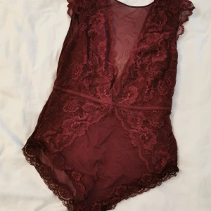 Spetsbody  - Jättefin spetsbody. Från hm storlek 36. 