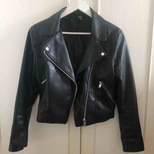  - Såå fin skinnjacka! Inte mycket använd. Är storlek 40 men är extremt liten så mer som xs/s.