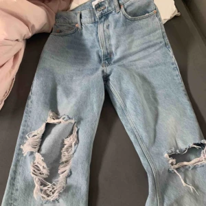  - Supersnygga jeans som är slutsålda från Mango, storlek 40 men passar mig som är en 38 perfekt. Inköpta för 599kr och är använda 3 gånger. Köparen står för frakten som är 80kr  Vid intresse, ta kontakt då de är väldigt efterfrågade.