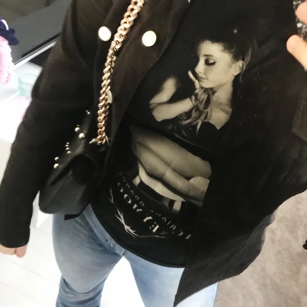 Arians grande Honeymoon tour merch.   Jag köpte den på den första konserten hon hade i Sverige  Stockholm 2015. Andvänd ett få tal gånger. Köptes för 600kr och går inte hitta längre.🖤. Toppar.