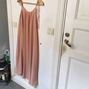  - Superhärlig och luftig sommarklänning i gammelrosa. Köptes på Monki för ca 8 år sen, men har inte använts sen dess. Möts upp i centrala sthlm annars tillkommer frakt 🌴