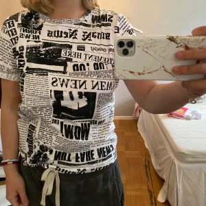 Tidnings T-shirt - Ball t-shorts från Berskha, skön och enkel