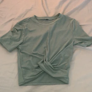 Hm magtröja stolek xs/s - Sällan andvänd köpte på hm för 90kr betalning sker genom swich kommentera vid intresse.