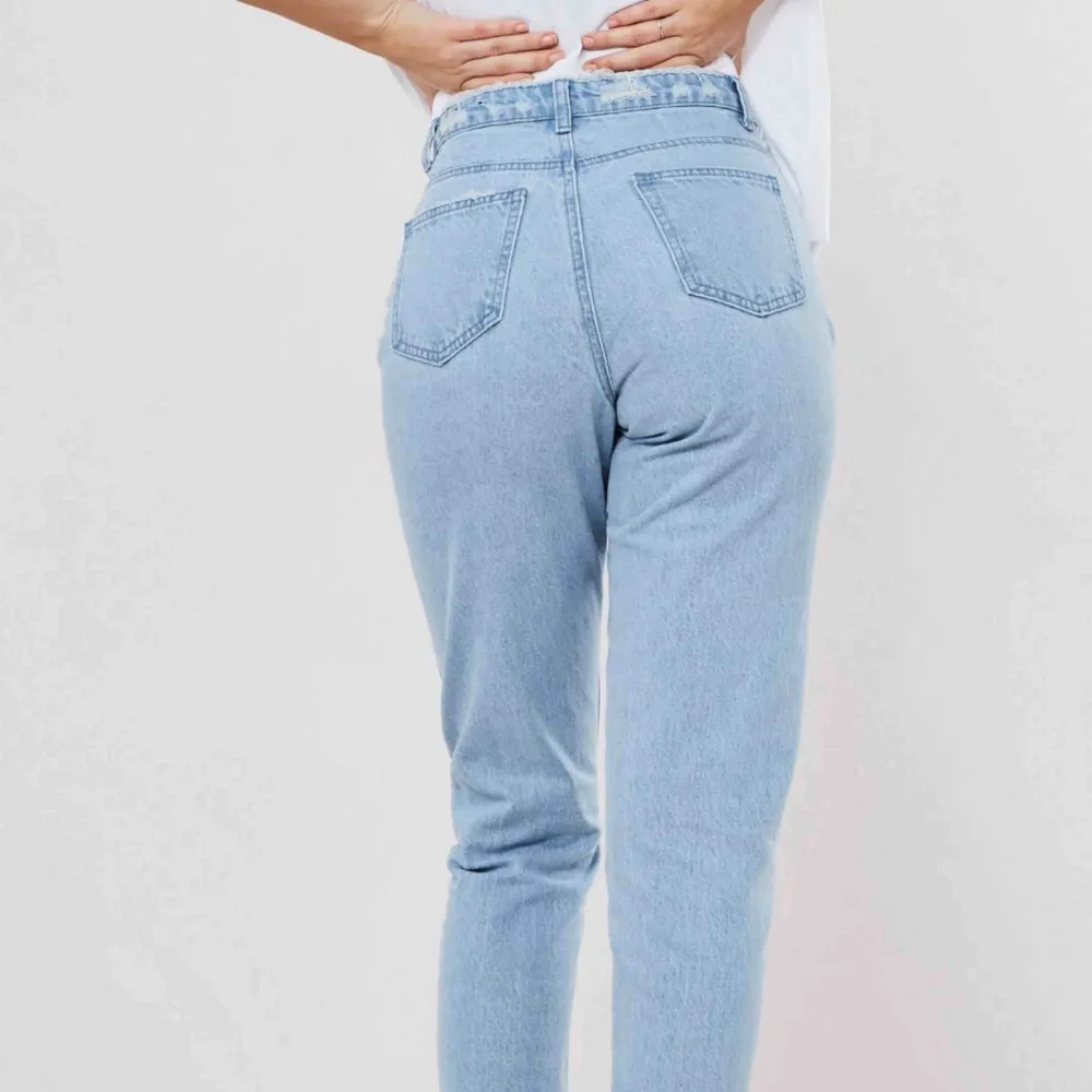 Blå high waist jeans ifrån Missguided. Sitter jätte fint på, aldrig använt (prislapp är kvar) säljer för att den var för lång för mig tyvärr:/ Jag köpte dom för 999kr och säljer för 299. Jeans & Byxor.