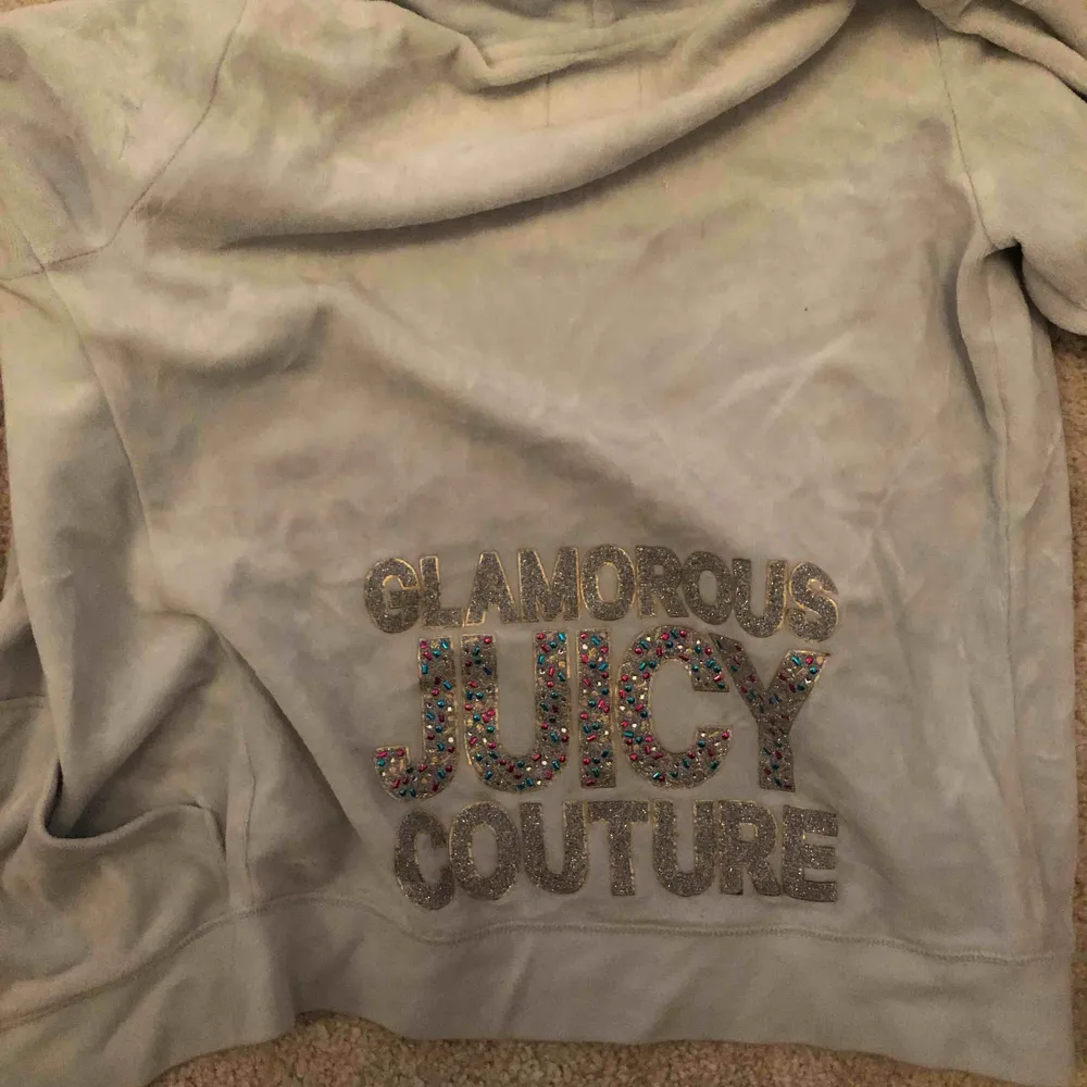 Säljer denna supersköna Juicy couture kofta, säljer den för att jag inte använder längre tyvärr. Tröjor & Koftor.