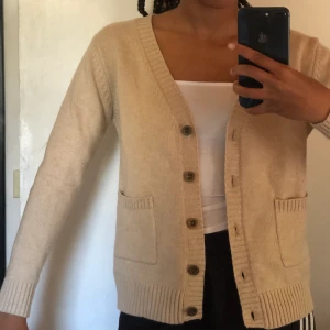 Beige kofta - Superfin kofta i stl S. Lite stickigt