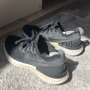 Flyknit springskor nike - Jättesköna träningsskor som jag använt en hel del. Favortiskorna faktiskt. Inga skador på dom förutom flärpen på bild 2. Den sitter dock på plats ändå men bra o veta. Köpare står för frakt.