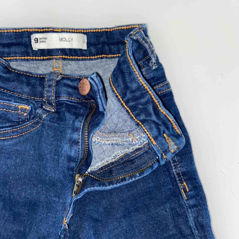 Mörkblå jeans med gulddetaljer. Använda mycket och stretchiga, fint skick men säljer de för de e för små;). Jeans & Byxor.