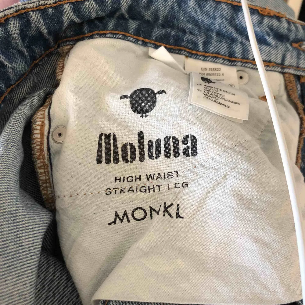 ljusblåa jeans från monki i modellen ”moluna high waist straight leg”, storlek 25. frakt tillkommer på 63kr 😁🥰. Jeans & Byxor.