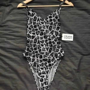  - Frakt ingår! Helt oanvänd baddräkt från Frank Dandy, lappen sitter kvar. Superfin men inte riktigt min stil ☀️☀️