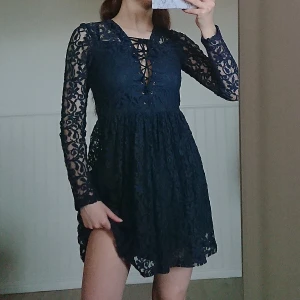 Klänning strl 36 - Jättefin marinblå klänning i storlek 36/S! Använd ett fåtal gånger, så bra skick. 100 kr, köpare står för frakt 💙