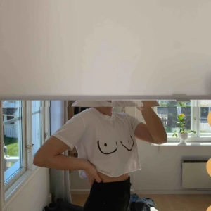  - Denna snygga t-shirten. Det står ingen storlek, men skulle säga att den passar som både en xs,s,m möjligtvis L. Liten frakt tillkommer!!