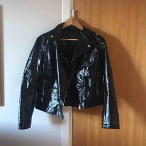  - Mkt glansig jacka. Jättesnygg😍😍