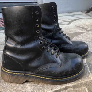  - Äkta Dr. Martens kängor i storlek 39! 